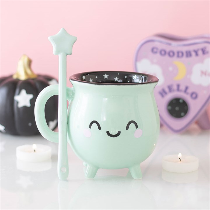 Tasse en forme de chaudron vert menthe avec une baguette pour remuer
